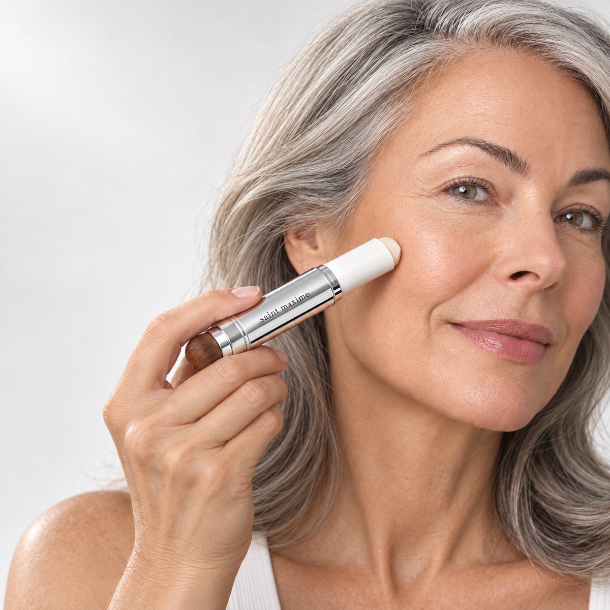 Applying the Saint Maxime cover cream stick